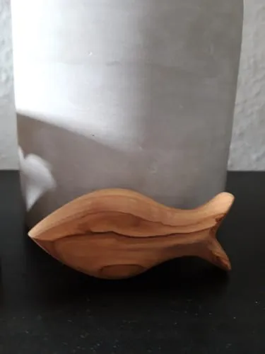 Kassis Geschenkartikel Fisch Handschmeichler Olivenholz 8cm